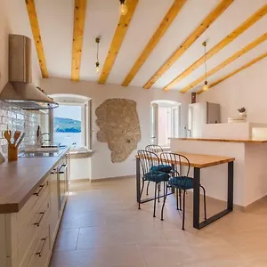 apartmani-kraj-mora.primorje-gorskikotar.com/